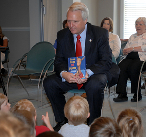 Lt. Gov. Ron Ramsey reads during the Imagination Library celebration.  (David Crigger | Bristol Herald Courier)