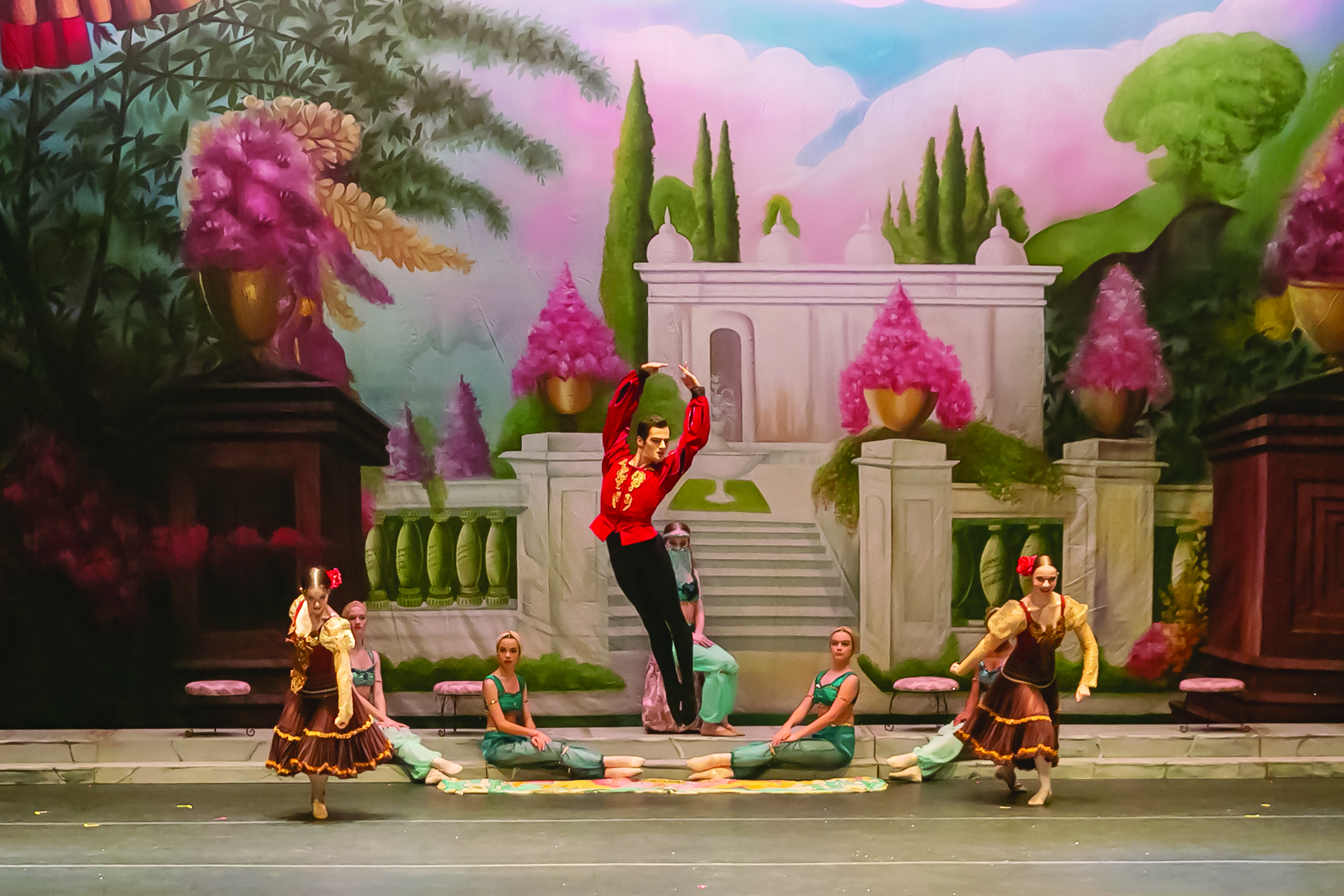 Kingsport Ballet puts "The Nutcracker" on stage.