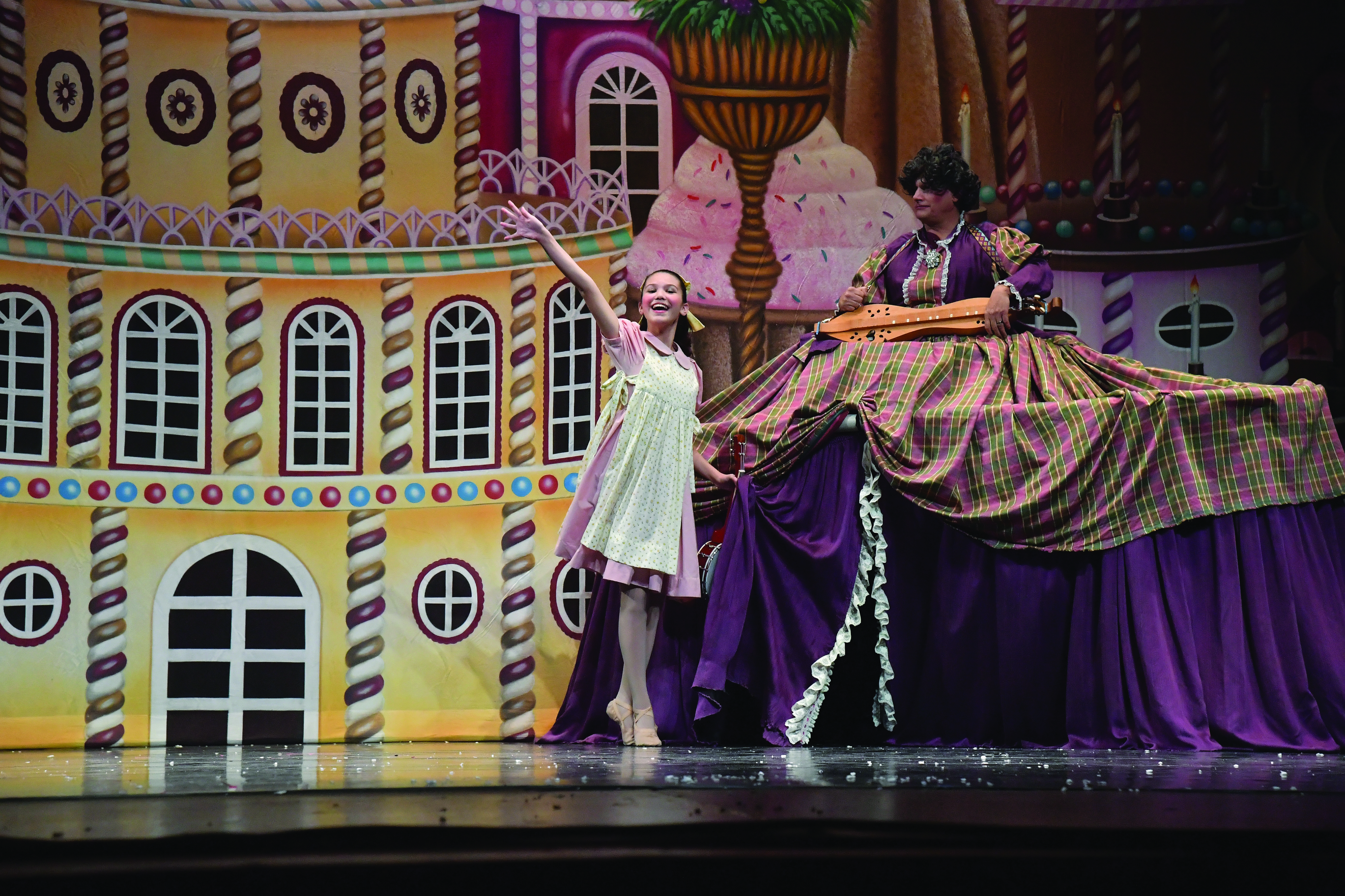 Victoria Stawnyczyj as a Carter Sister and Paul Blizzard as Mother Maybelle (Photo by Richard Mink)